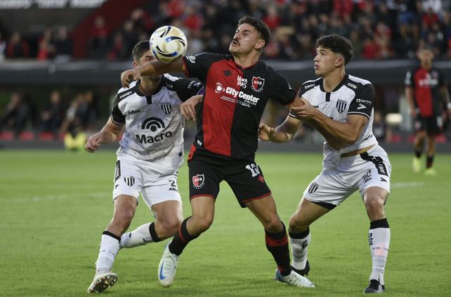 Matías Cóccaro se esfuerza en el triunfo de Newell's contra Gimnasia y Esgrima de Mendoza en el Coloso.