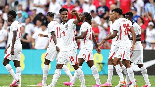 Inglaterra goleó 3-0 a Costa Rica.