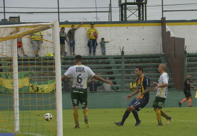 Peligro de gol. El Chaqueño Germán Herrera marcó en Florencio Varela y es el atacante canalla con mejor promedio.