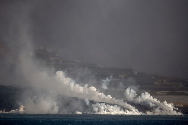 La lava va formando un promontorio en la costa de la isla La Palma.
