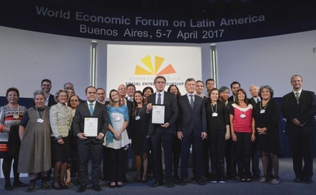 Garúa El gobierno organizó foros internacionales y recorrió el mundo en busca de inversiones