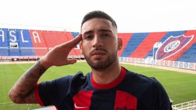 Nahuel Bustos posando en el Nuevo Gasómetro.