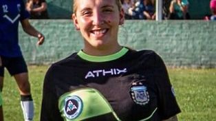 La árbitra Dalma Cortaldi, debió ser atendida en un centro asistencial tras la agresión del jugador de Deportivo Galmese
