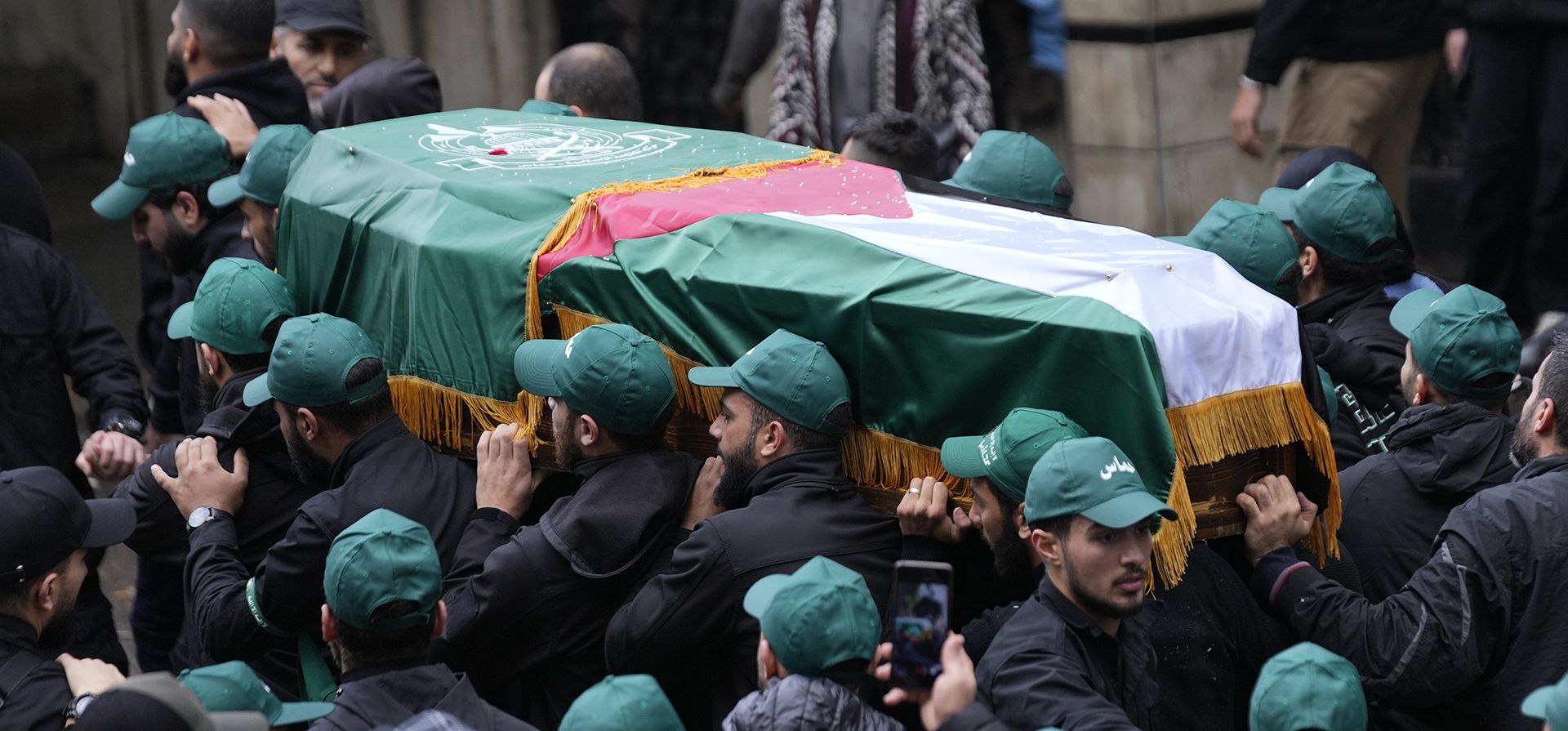 Miembros de Hamás llevan el ataúd de Mohammed al-Rayess, quien fue asesinado con Saleh Arouri, uno de los principales comandantes de Hamás, en un aparente ataque israelí el martes, durante su procesión fúnebre en Beirut, Líbano, el jueves 4 de enero de 2024. ( Foto AP/Hussein Malla) Miembros de Hamás llevan el ataúd de Mohammed al-Rayess, quien fue asesinado con Saleh Arouri, uno de los principales comandantes de Hamás, en un aparente ataque israelí el martes, durante su procesión fúnebre en Beirut, Líbano, el jueves 4 de enero de 2024. ( Foto AP/Hussein Malla)