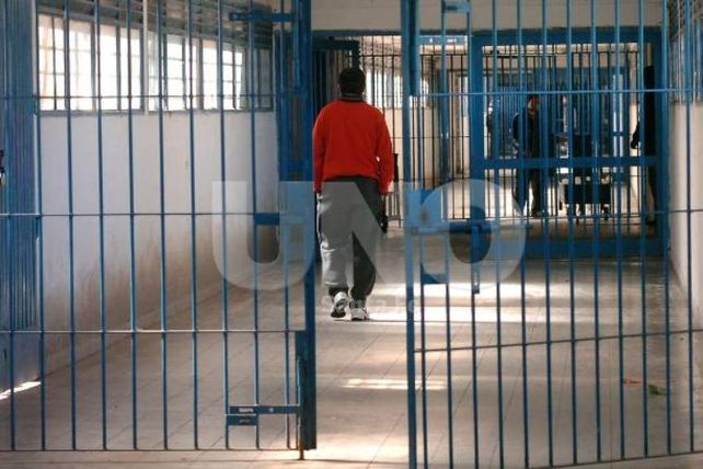 Recapturaron a un condenado que estaba evadido de la cárcel de Las Flores