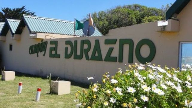 Miramar. La chica estaba de vacaciones con sus padres en un bungalow y apareció en la carpa de los jóvenes.