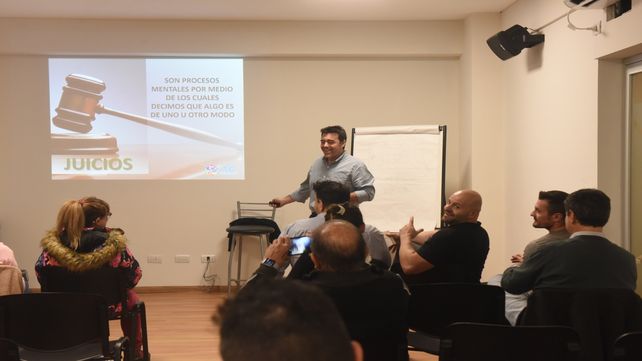 Un instructor en plena clase de coaching ontológico en un instituto del centro rosarino. En 2014
