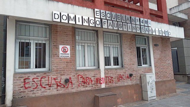 En el frente de la escuela Nº 48 Domingo Faustino Sarmiento