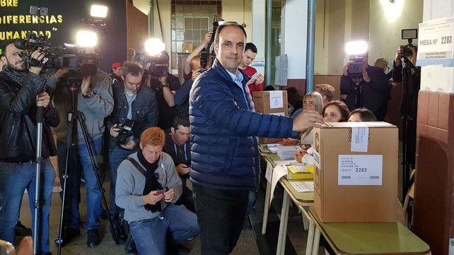 Corral votó en la escuela Vélez Sársfield.