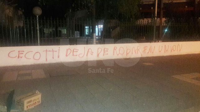 Las pintadas frente al club Unión