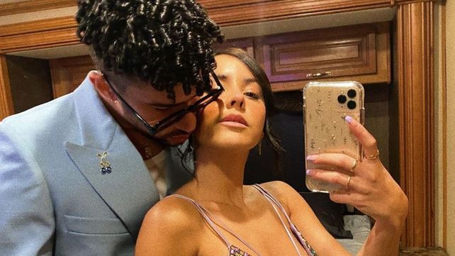 Bad Bunny junto a su pareja Gabriela Berlingeri
