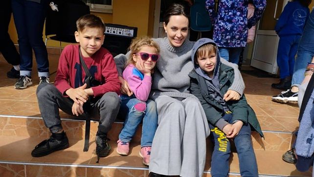 Angelina Jolie con niños ucranianos en la ciudad de Lviv.