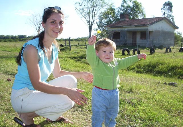 Demolida. Claudia y uno de sus hijos en la vivienda que fue tumbada