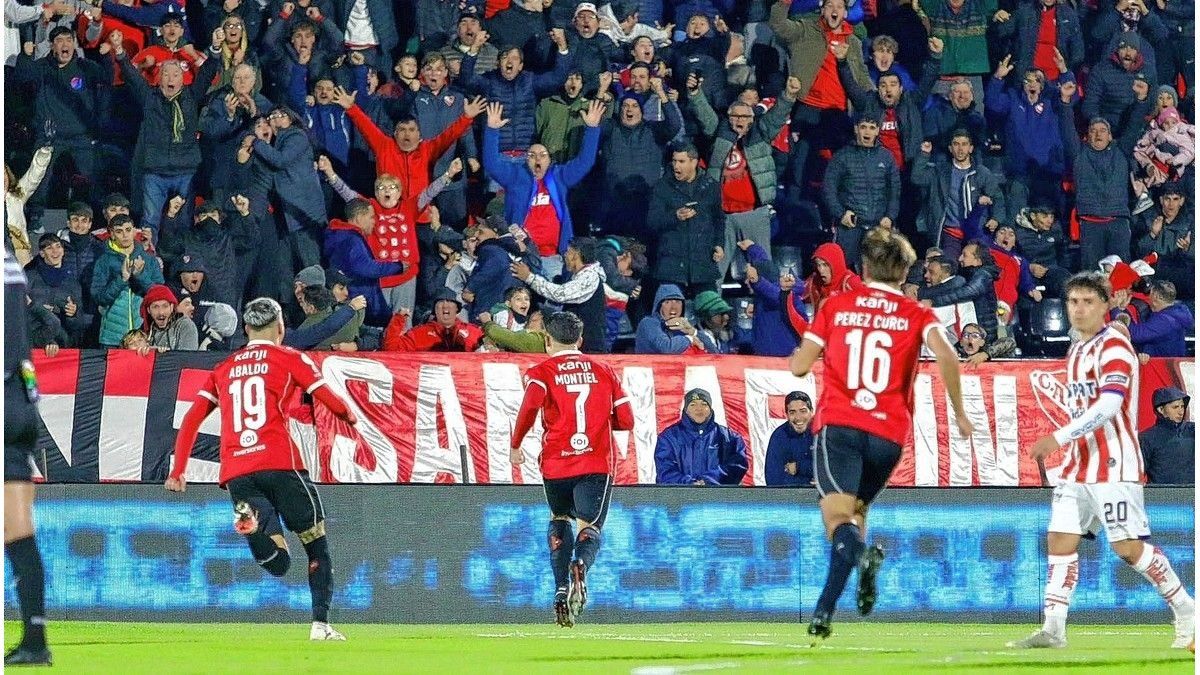 Con dos golazos de tiro libre, Independiente le ganó a Unión y avanzó a los octavos