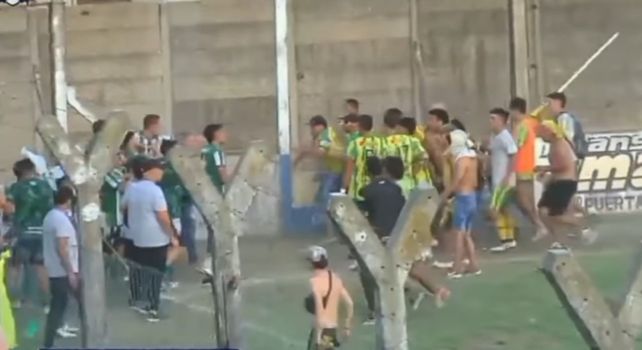 Jugadores e hinchas de Defensores de Salto agredieron a los visitantes antes del final del partido.