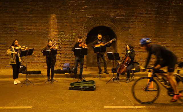 Uno de los grandes atractivos que tuvo este domingo la Calle Recreativa fue el quinteto de vientos que tocó en el túnel Arturo Illia.