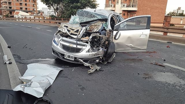 Así quedó el automóvil sobre el viaducto Oroño