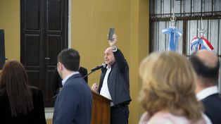 Teléfono en mano. El jefe de la Casa Gris convocó a todos sus funcionarios en la ciudad de Santa Fe.