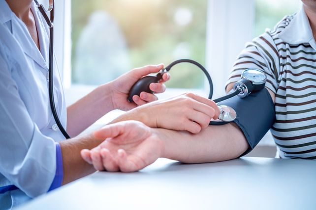La medición de la presión arterial en chicos debe hacerse con el brazalete adecuado para la edad&nbsp;