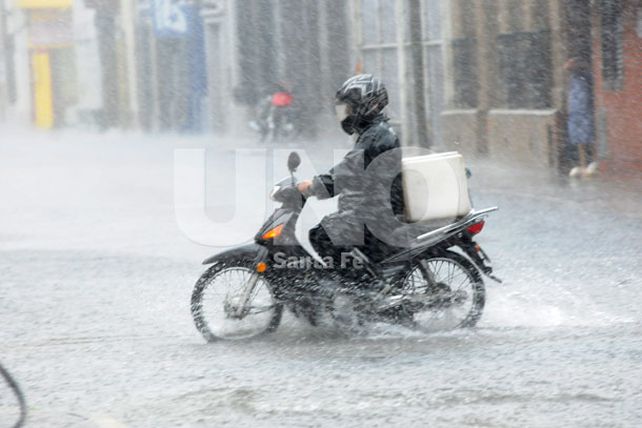 Una copiosa e intensa lluvia castigó el mediodía santafesino