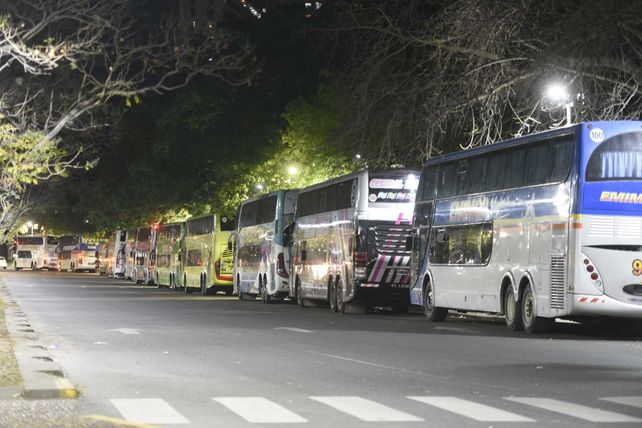 Milei en Rosario: los libertarios también recurrieron a colectivos para movilizar militantes