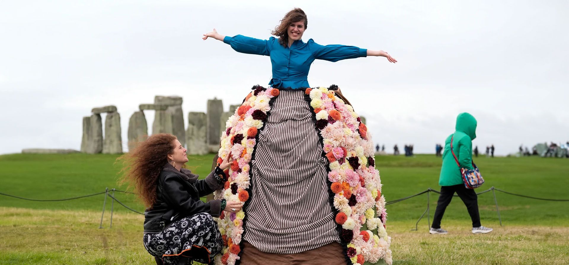 La historiadora de jardines del Patrimonio Inglés, Emily Parker, posa para una foto mientras la florista Sophie Powell hace los ajustes finales a una exhibición de dalias en el Gran Show de Dalias de Stonehenge, que rinde homenaje a los espectáculos anuales de dalias que una vez tuvieron lugar en el sitio histórico. Fotografía: Andrew Matthews/PA La historiadora de jardines del Patrimonio Inglés, Emily Parker, posa para una foto mientras la florista Sophie Powell hace los ajustes finales a una exhibición de dalias en el Gran Show de Dalias de Stonehenge, que rinde homenaje a los espectáculos anuales de dalias que una vez tuvieron lugar en el sitio histórico. Fotografía: Andrew Matthews/PA