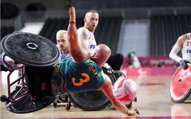 El australiano Ryley Batt queda en el aire después de que Christophe Salegui de Francia lo mira durante un partido de la fase de grupos de Rugby en silla de ruedas en los Juegos Paralímpicos de Tokio 2020, el jueves 26 de agosto de 2021, en Tokio, Japón.