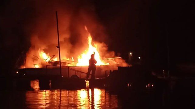 El dueño de la embarcación sufrió quemaduras graves. Quedó internado en terapia intensiva