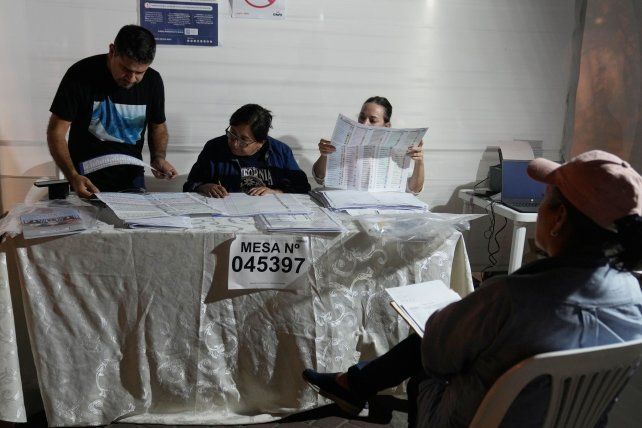 Con 35 candidatos presidenciales, Perú realizaba un lento escrutinio