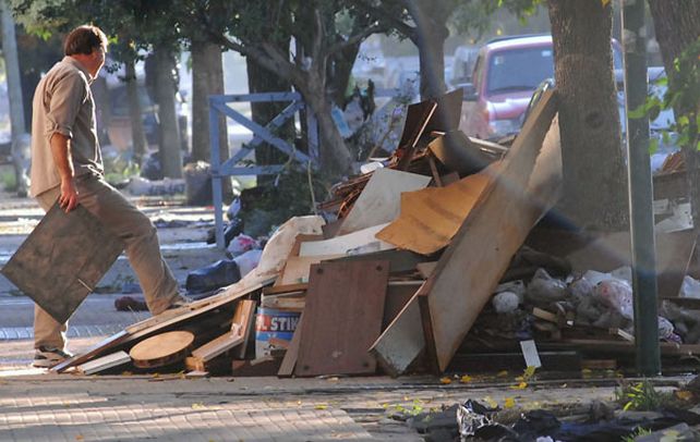 Sin consuelo. Un vecino amontona los restos informes de muebles y enseres destruidos por las fuertes correntadas del martes por la noche.
