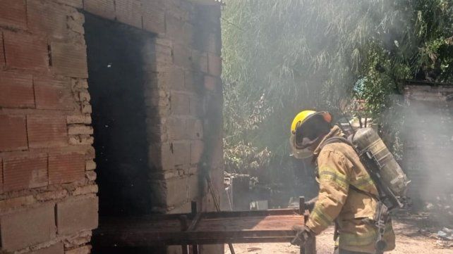Un Cuerpo Activo de Bomberos Voluntarios y los Bomberos Zapadores trabajaron de manera conjunta para sofocar el incendio.