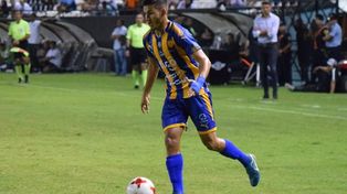 Blas Armoa es joven y puede jugar por ambas bandas.