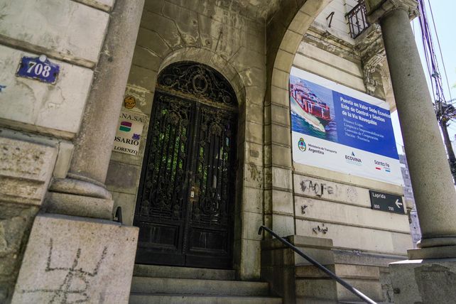 Ingreso de la casona que fuera sede del Senasa, en la esquina de Laprida y Santa Fe.