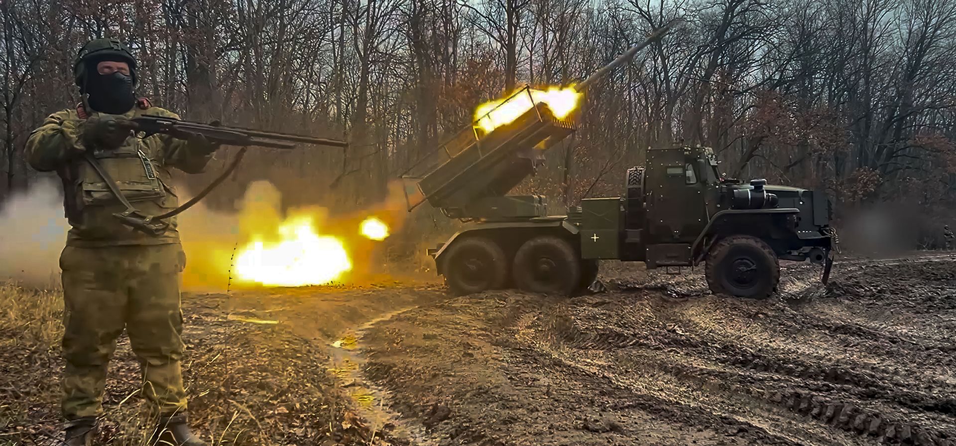 Un lanzacohetes múltiple autopropulsado ruso Un lanzacohetes múltiple autopropulsado ruso