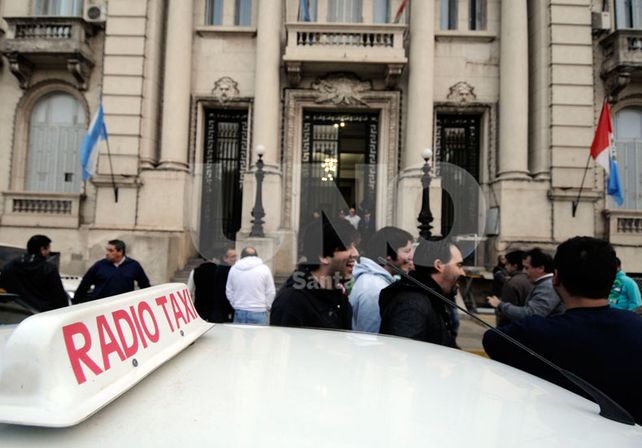 Movilización de taxistas y remiseros autoconvocados / Foto: Diario UNO por Mauricio Centurión