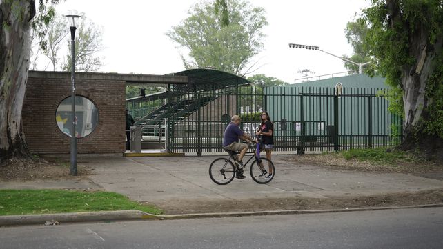 Otra de las entradas de Gimnasia, en el parque Independencia.