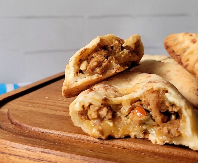 Las empanadas con masa de chipá se venden rellenas de carne