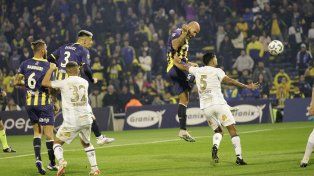 Carlos Quintana gana desde arriba ante el Decano. El central no pudo completar los 90 minutos.&nbsp;