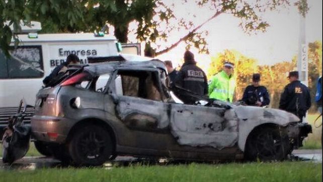 Un auto chocó contra un camión, se incendió y hay un muerto
