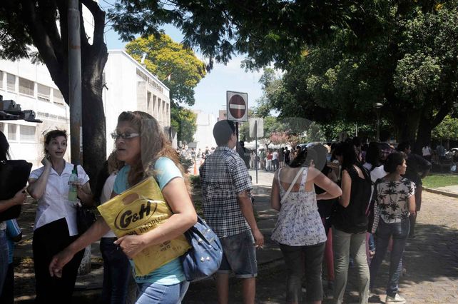 Extensa cola en la Municipalidad de Santa Fe por la inscripción a concursos laborales