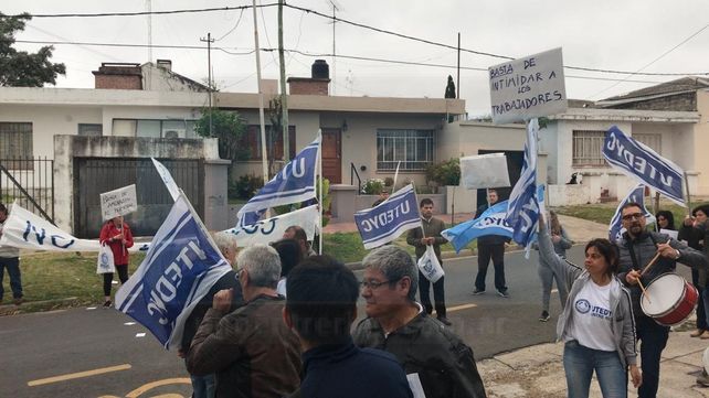 Por despidos, protestaron frente a la escuela San Francisco de Asís
