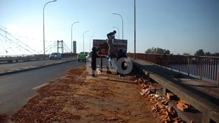 Un camión perdió la mitad de la carga sobre el Puente Oroño