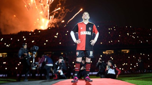De cara a la gente. Maxi Rodríguez ante los hinchas de Newells.