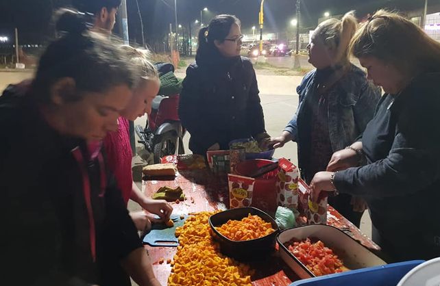 Ayudanos a Ayudar entregando comida frente al nuevo Hospital Iturraspe.