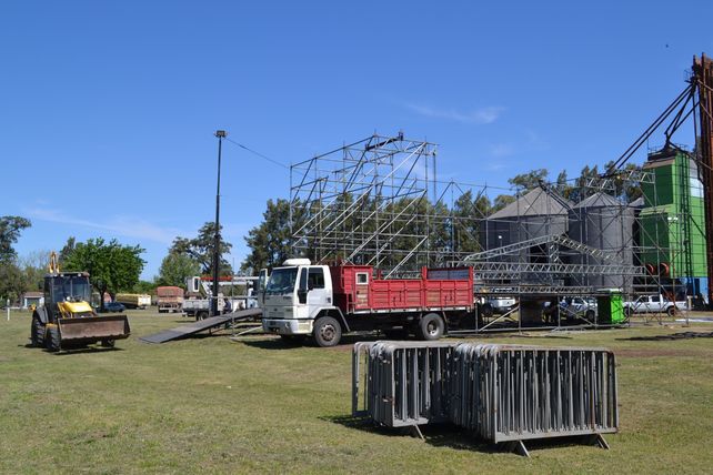 Preparativos en marcha: el escenario principal toma forma para recibir a los artistas que animarán las fiestas patronales de Alvear 2024.