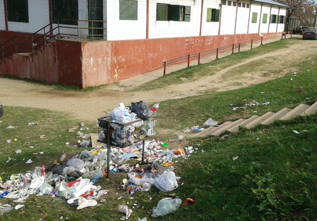 Basura. Durante una semana el servicio de recolección de residuos no acudió a la escuela.