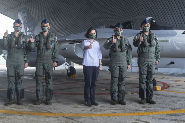 Taiwán. La presidenta Tsai Ing.wen reclamó medidas “contundentes” y los militares balearon drones chinos.