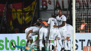 Los jugadores de Newells no saben si festejar con Lucas Hoyos o atenderlo tras contenerle el penal a Colón.