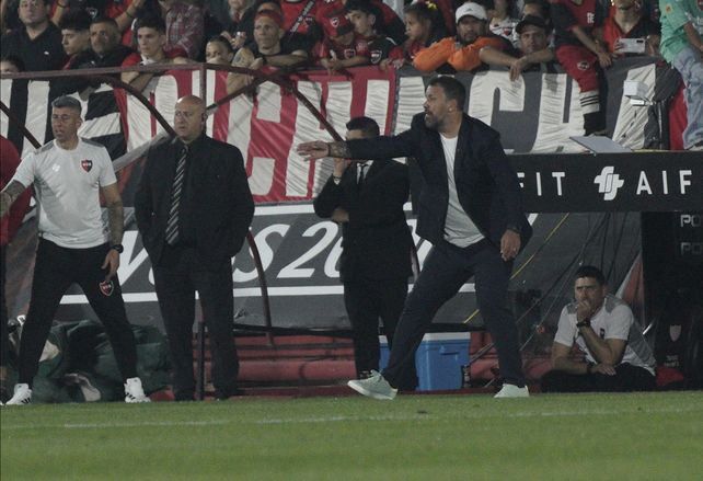 Fabbiani no pudo lograr que su Newell's jugara dos partidos con el mismo equipo.
