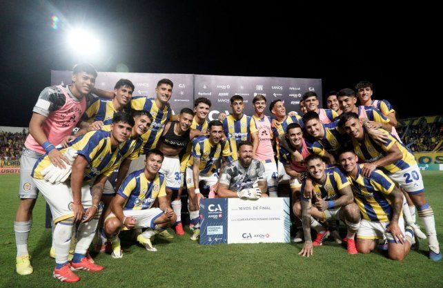 Los futbolistas de Central celebran